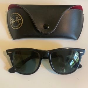 Black Ray-Ban Wayfarers